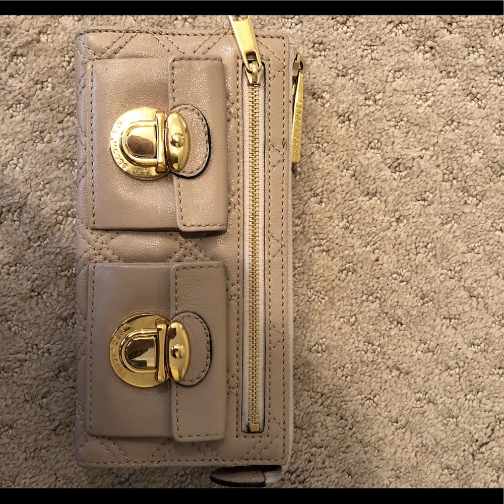 Marc Jacobs beige zip clutch wallet